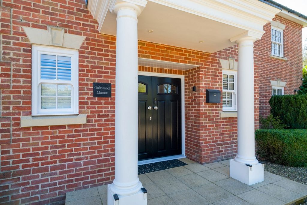 Property photo 2 of 34