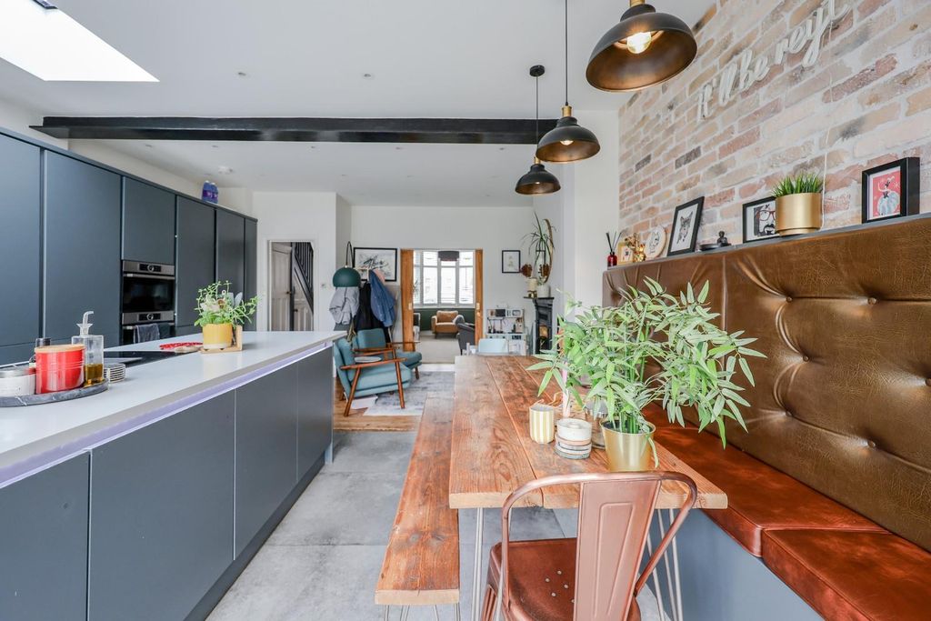 Property photo 2 of 33