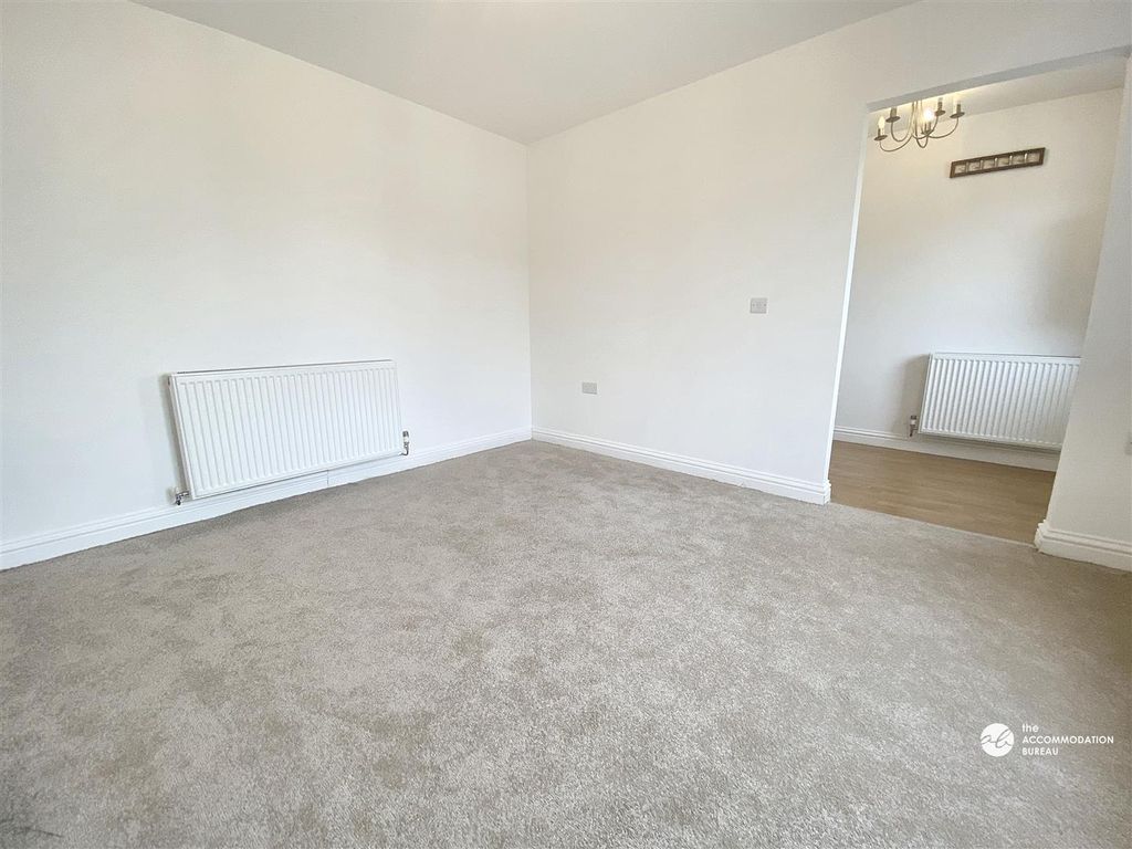 Property photo 3 of 18 Lounge