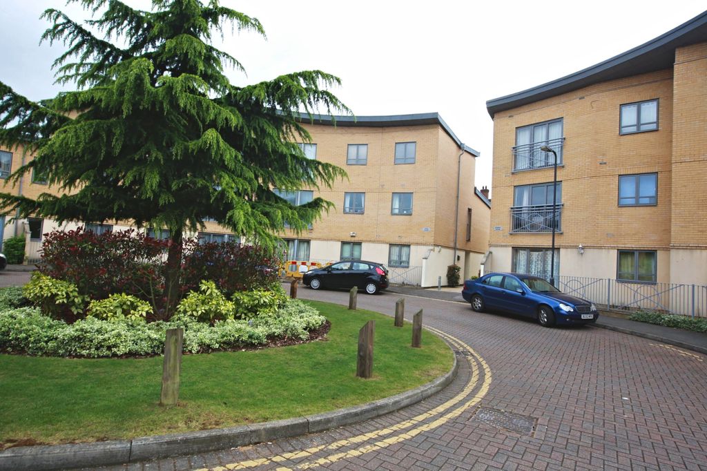 Property photo 1 of 10 Two Bedroom Ground Floor Apartment To Let