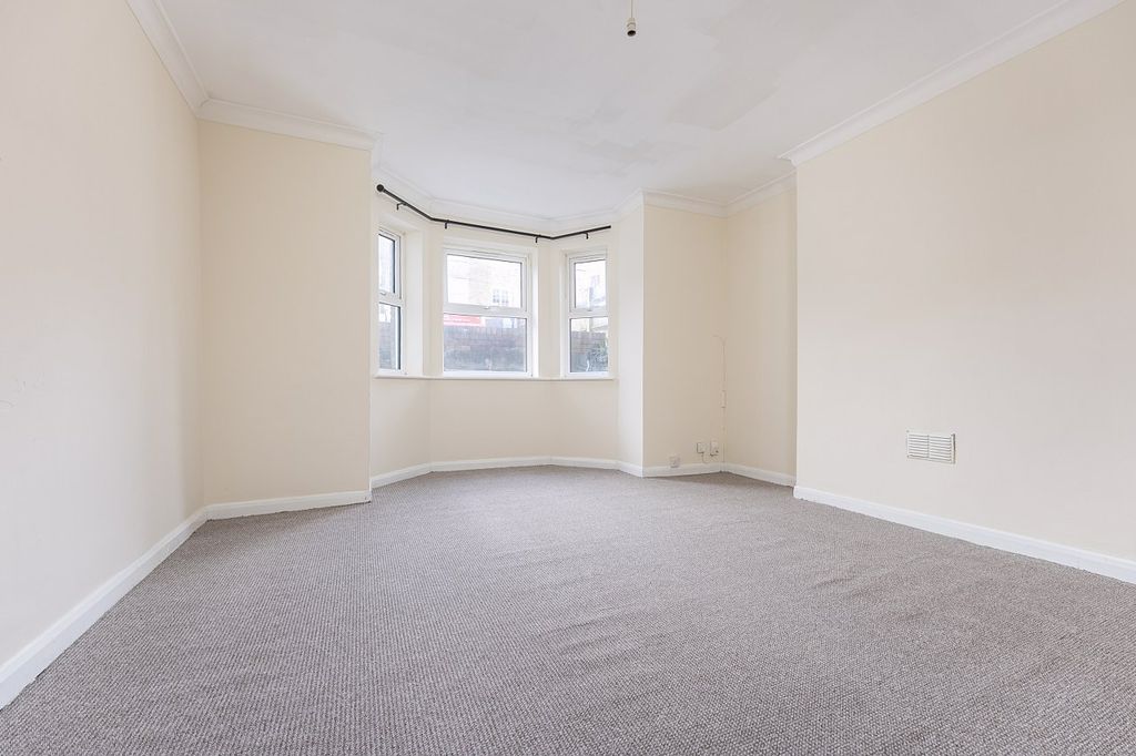 Property photo 3 of 11 Lounge