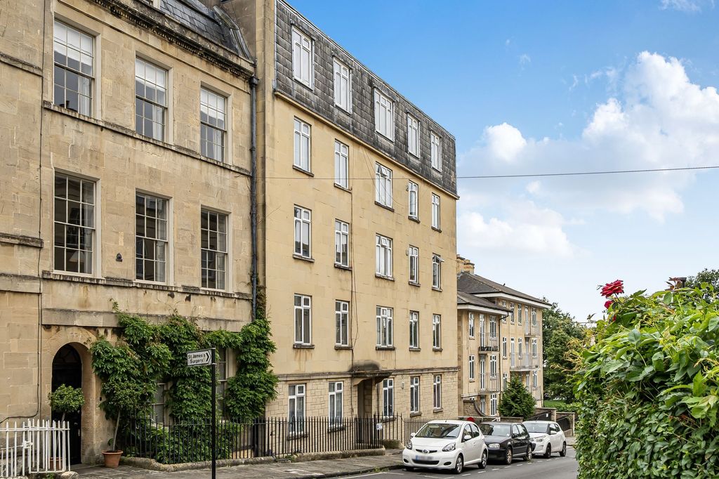 Property photo 1 of 16 Attractive Frontage, And Just Steps Away From The Royal Crescent