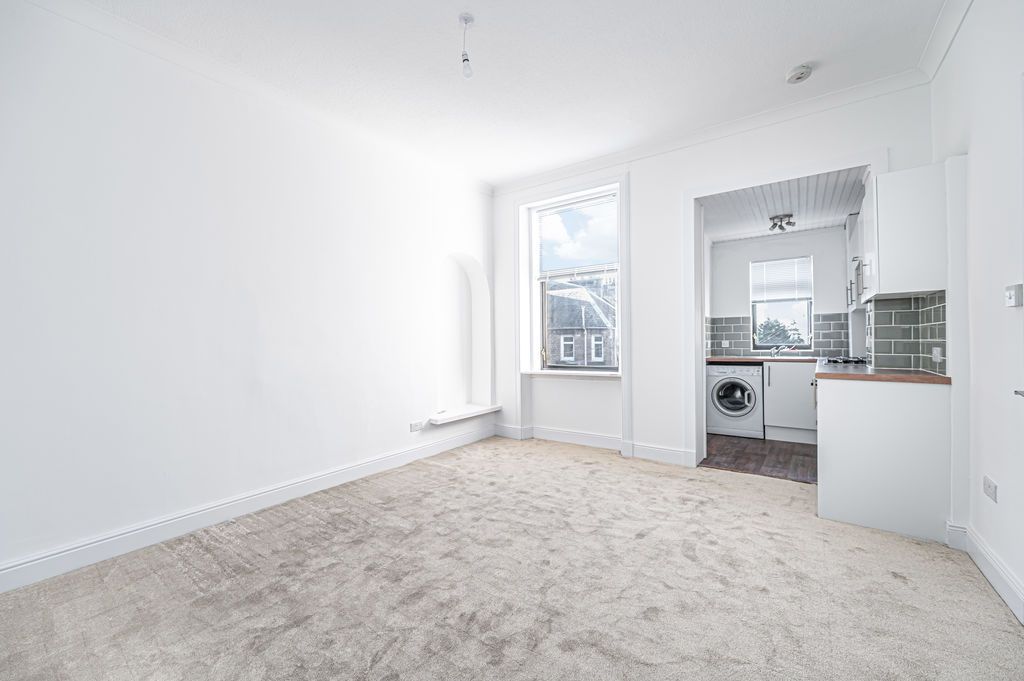 Property photo 3 of 13 Lounge