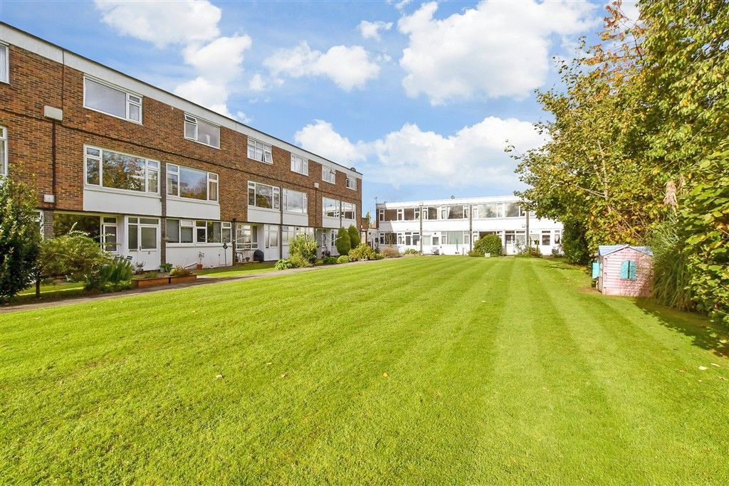 Property photo 3 of 9 Communal Gardens