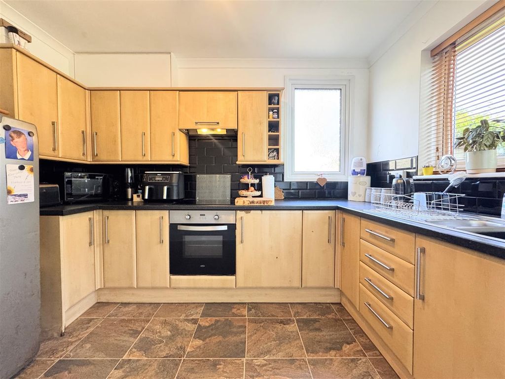 Property photo 2 of 19 Kitchen