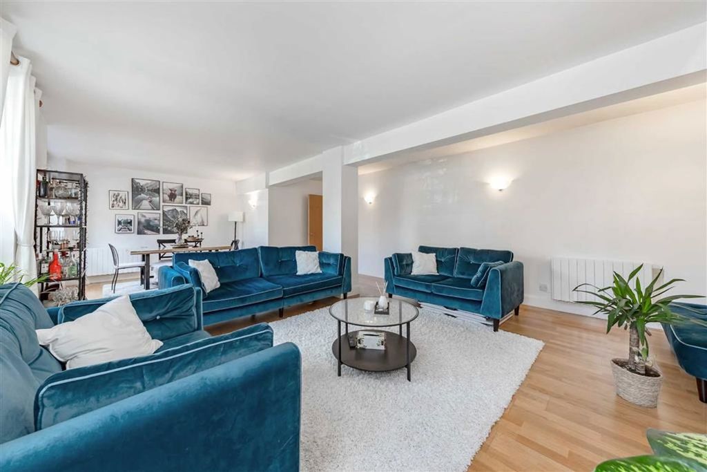 Property photo 2 of 8