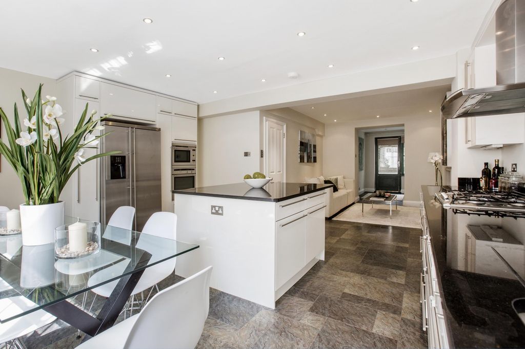 Property photo 3 of 11 Kitchen