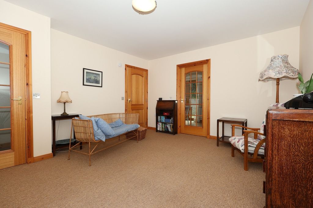 Property photo 3 of 11 Lounge 2