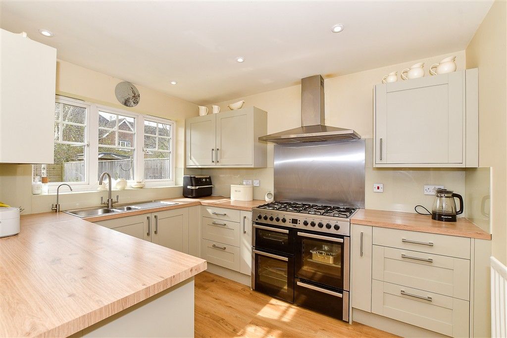 Property photo 3 of 17 Kitchen