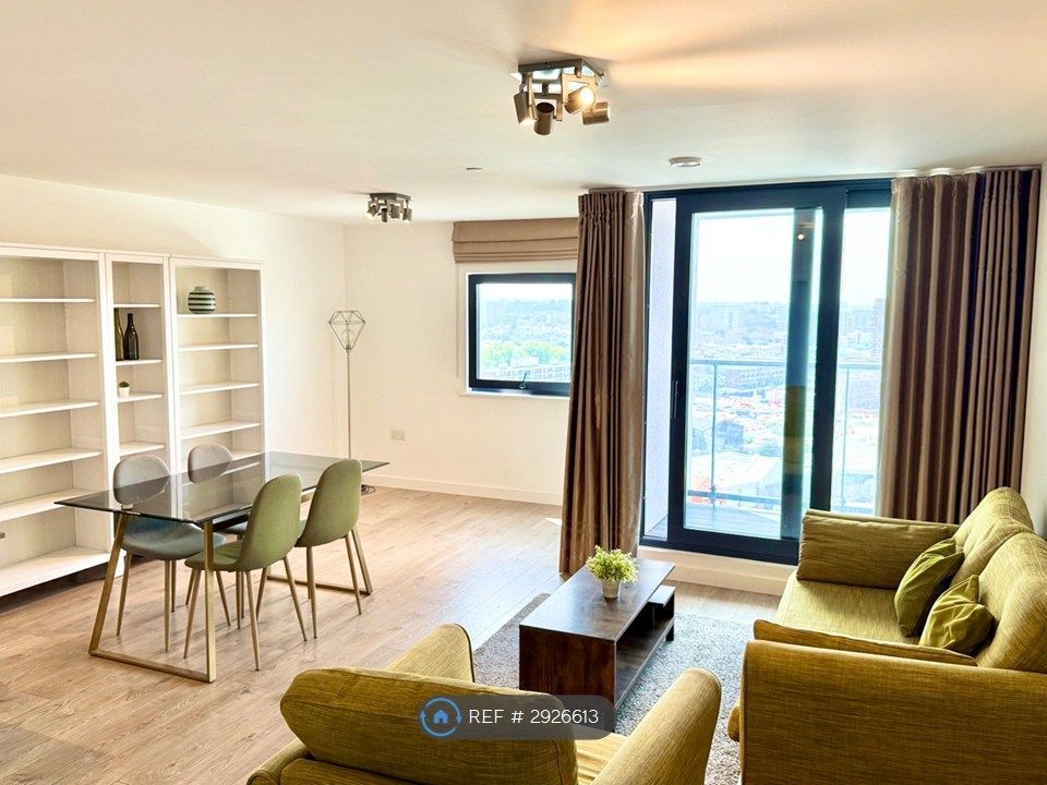 Property photo 1 of 16 Living Room / Dining Area