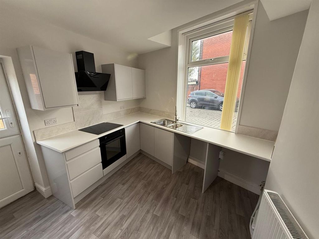 Property photo 2 of 25 Kitchen