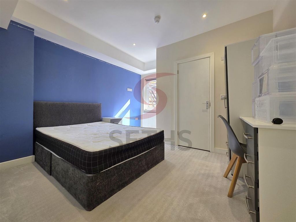 Property photo 3 of 10 Room