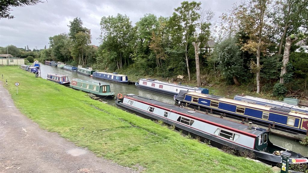 Property photo 2 of 6 Canal