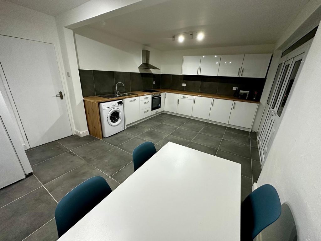 Property photo 1 of 8 Kitchen 2