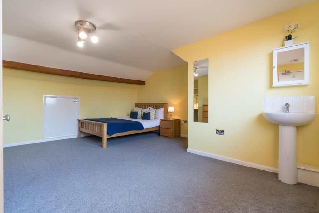 Property photo 2 of 18 17 York Road - Bedroom