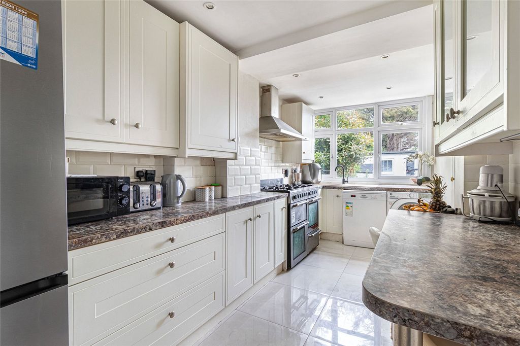 Property photo 3 of 19 Kitchen