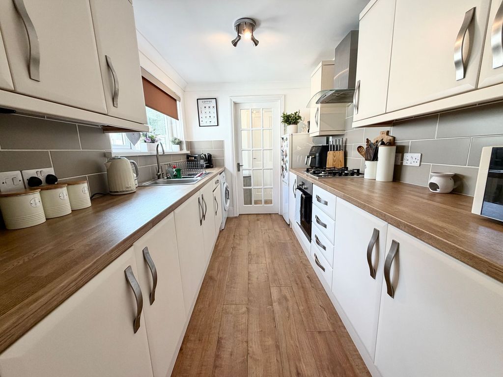 Property photo 3 of 16 Kitchen