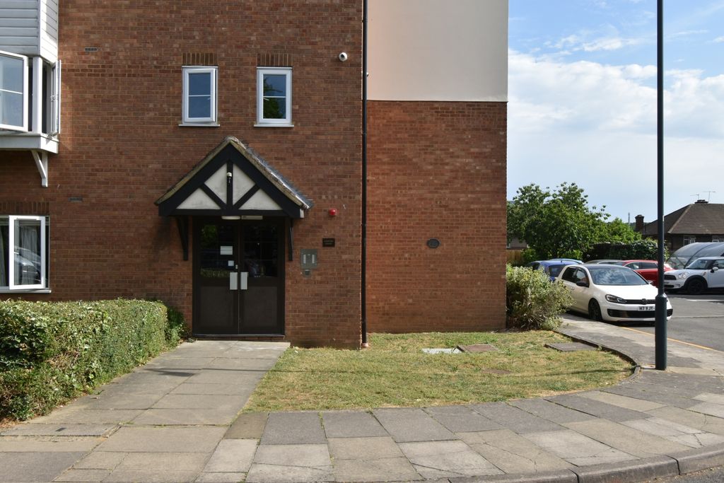 Property photo 1 of 8 Modern 1st Floor Studio Apartment To Rent | Campion Court, Ha0 | £1,250 (Excluding Bills)