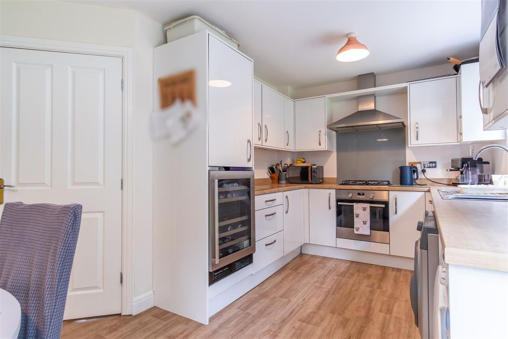 Property photo 3 of 31 Kitchen