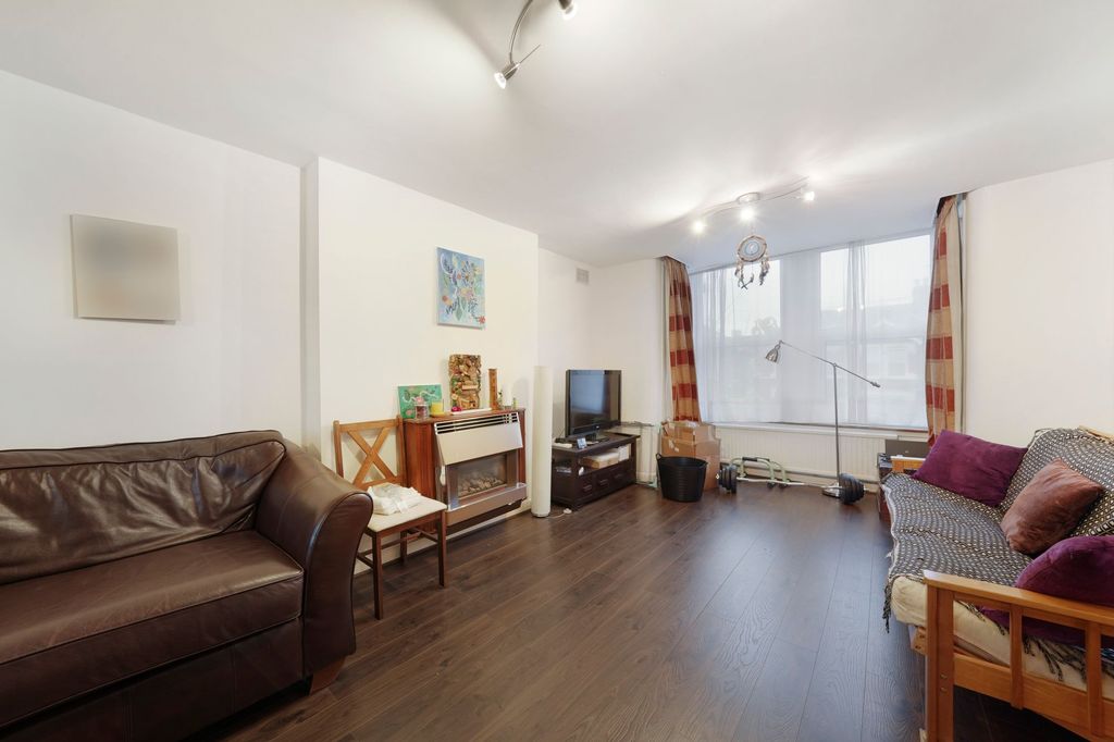 Property photo 2 of 15 Lounge