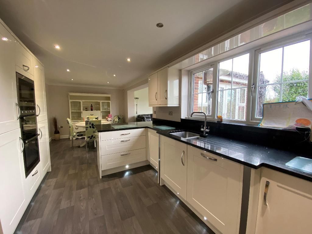 Property photo 1 of 27 Dining Kitchen