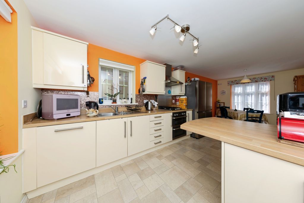Property photo 2 of 15 Kitchen/Diner
