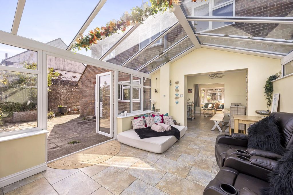 Property photo 2 of 24 Conservatory