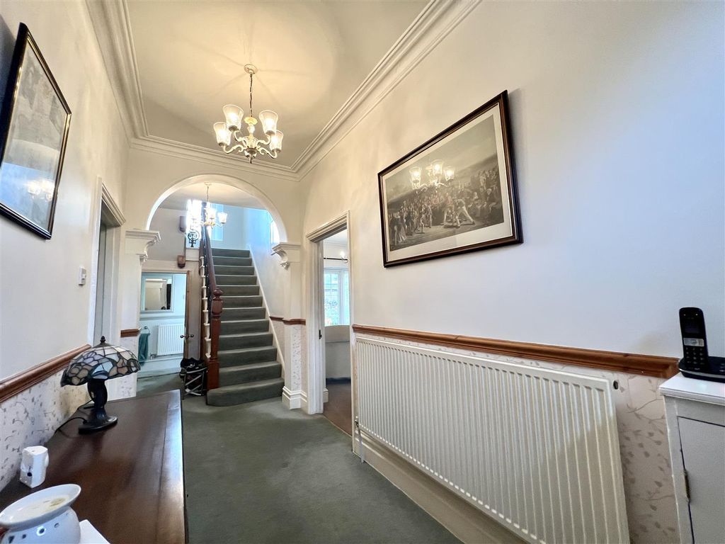 Property photo 2 of 34 Entrance Hall