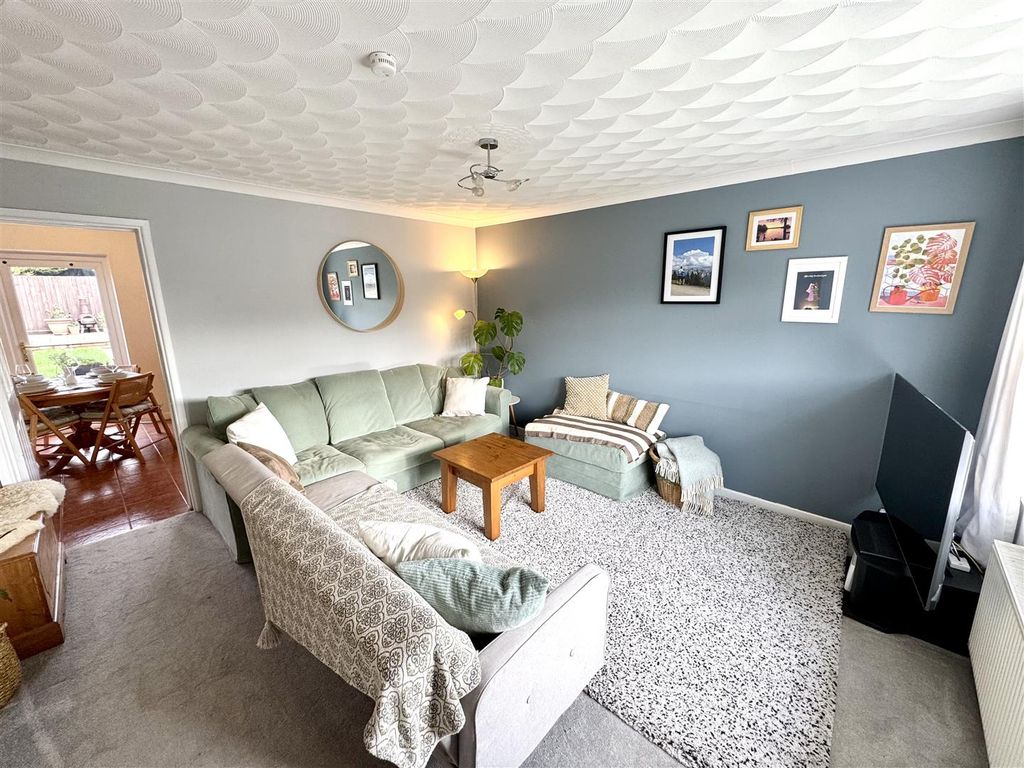 Property photo 3 of 20 Lounge