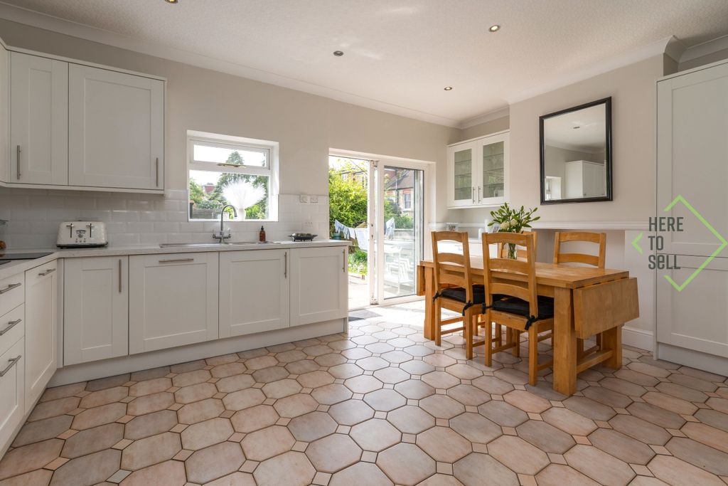 Property photo 1 of 15 Brunswick Park Road, N11