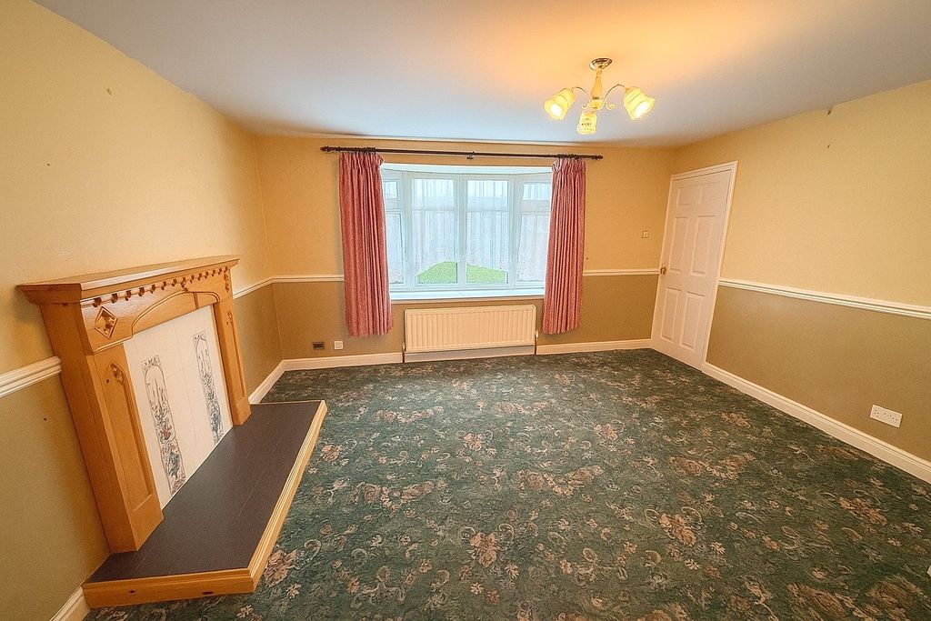 Property photo 3 of 11 Living Room