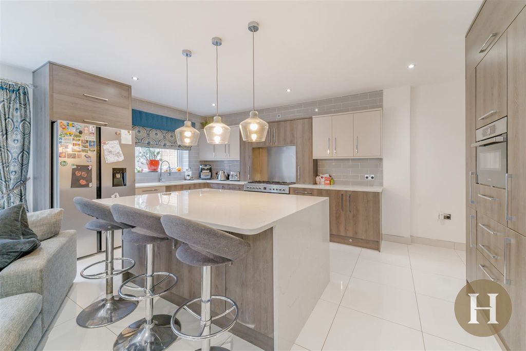 Property photo 2 of 37 Hadleigh Estate Agents-14.Jpg