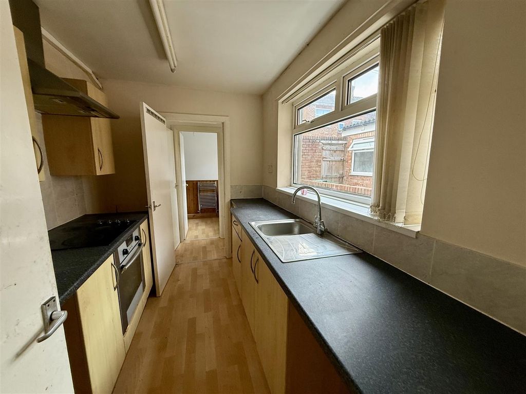 Property photo 2 of 7 Kitchen