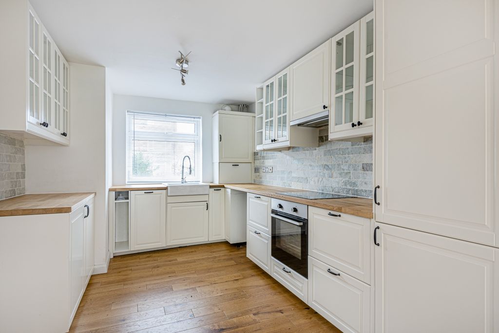 Property photo 2 of 9 Kitchen