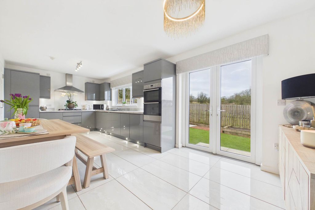 Property photo 2 of 31