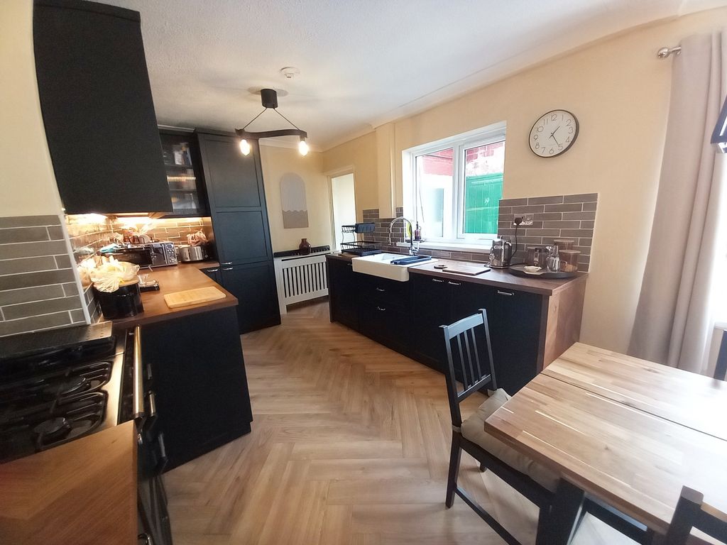 Property photo 3 of 11 Kitchen