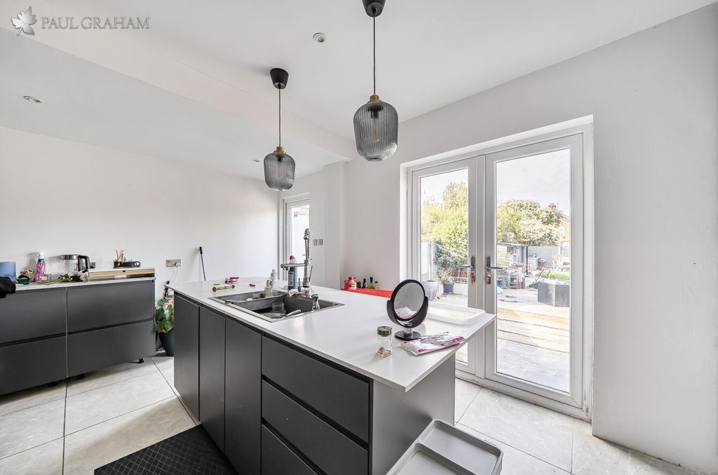 Property photo 2 of 17 0531Fd7B-B0Da-49c4-8875-8E9d6756F7F7