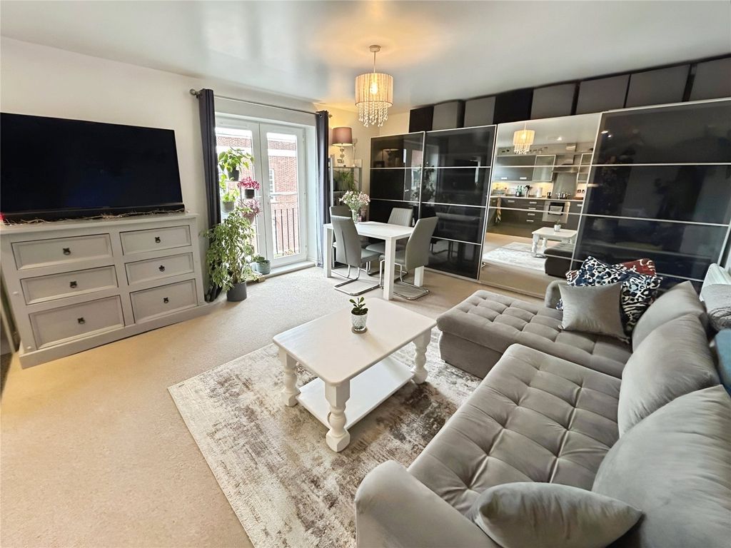 Property photo 3 of 14 Lounge