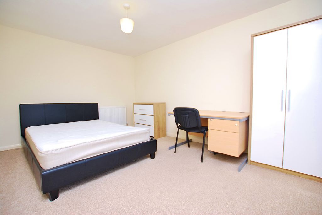 Property photo 3 of 8 Photo 04