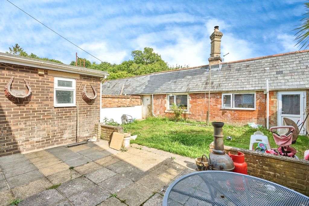 Property photo 2 of 16 Garden & Annexe