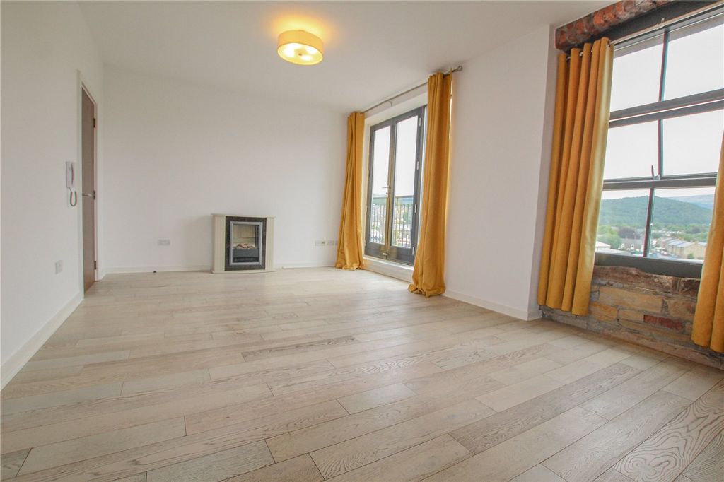 Property photo 1 of 16 Living Room/Kitchen