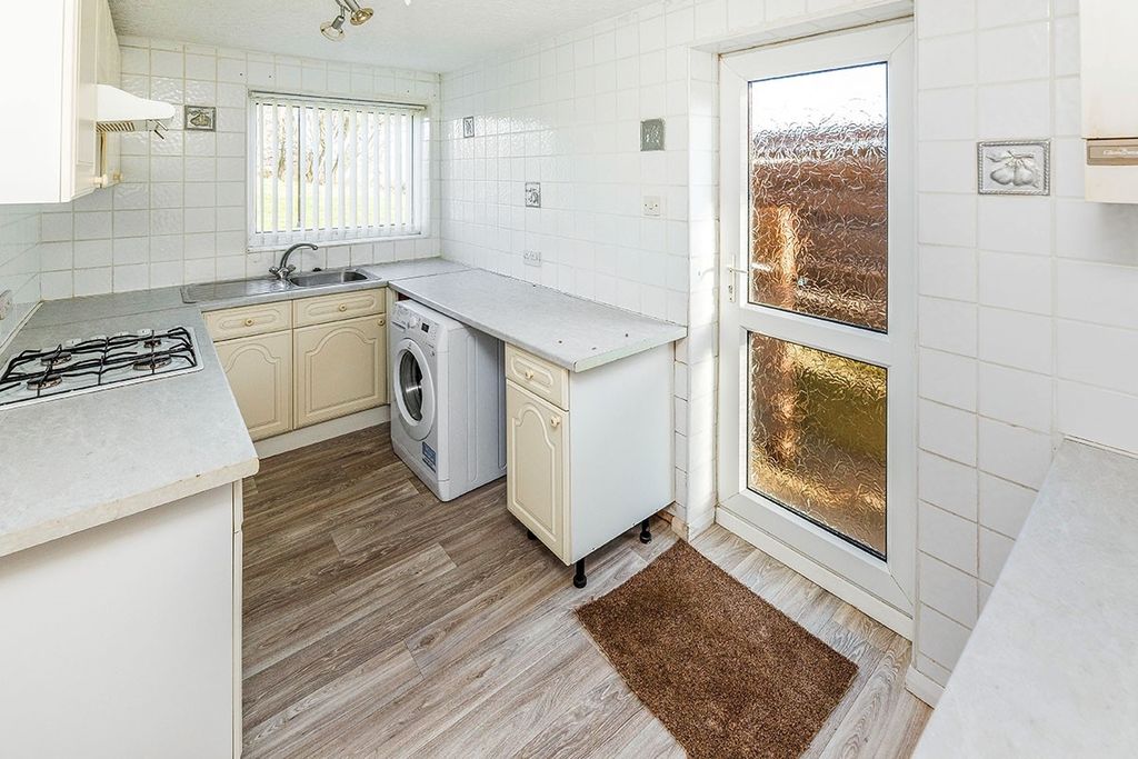 Property photo 2 of 9 Kitchen