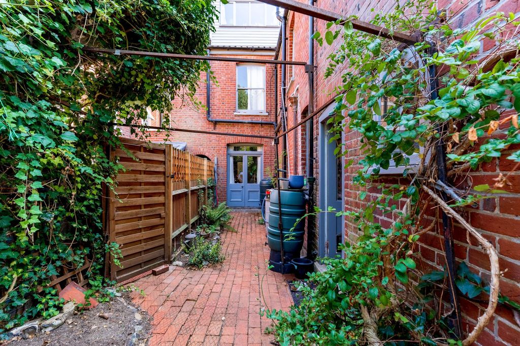 Property photo 1 of 28