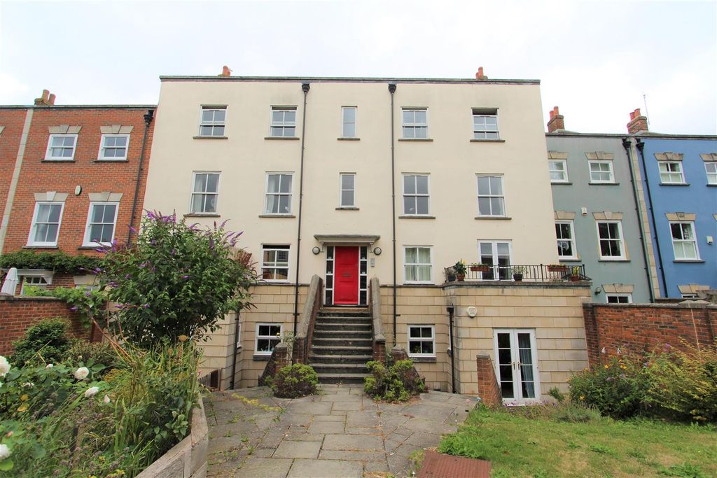 Property photo 1 of 11 External