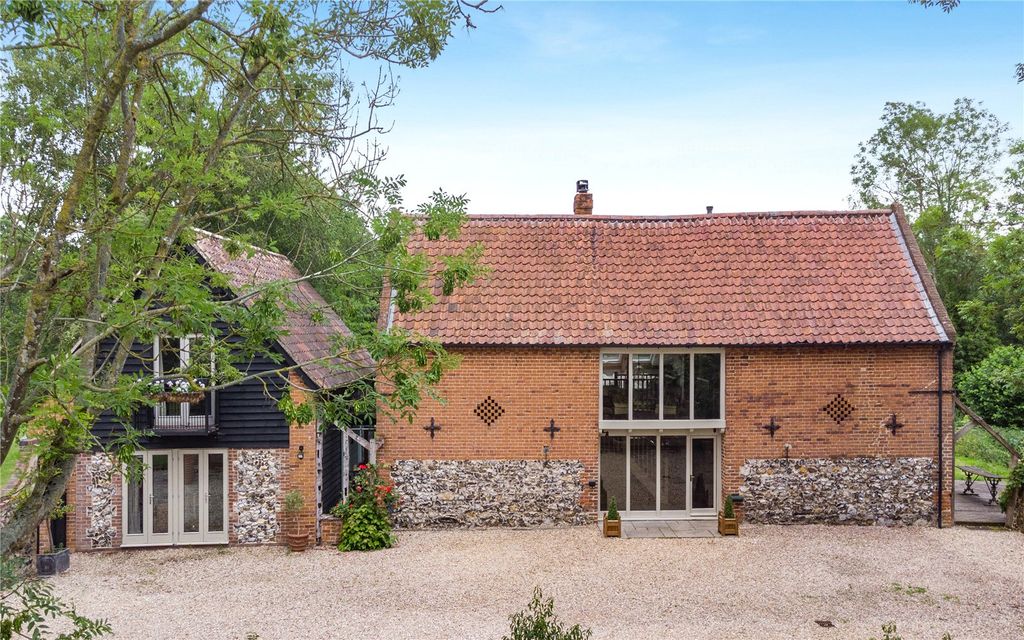 Property photo 2 of 25 Upgate Barn