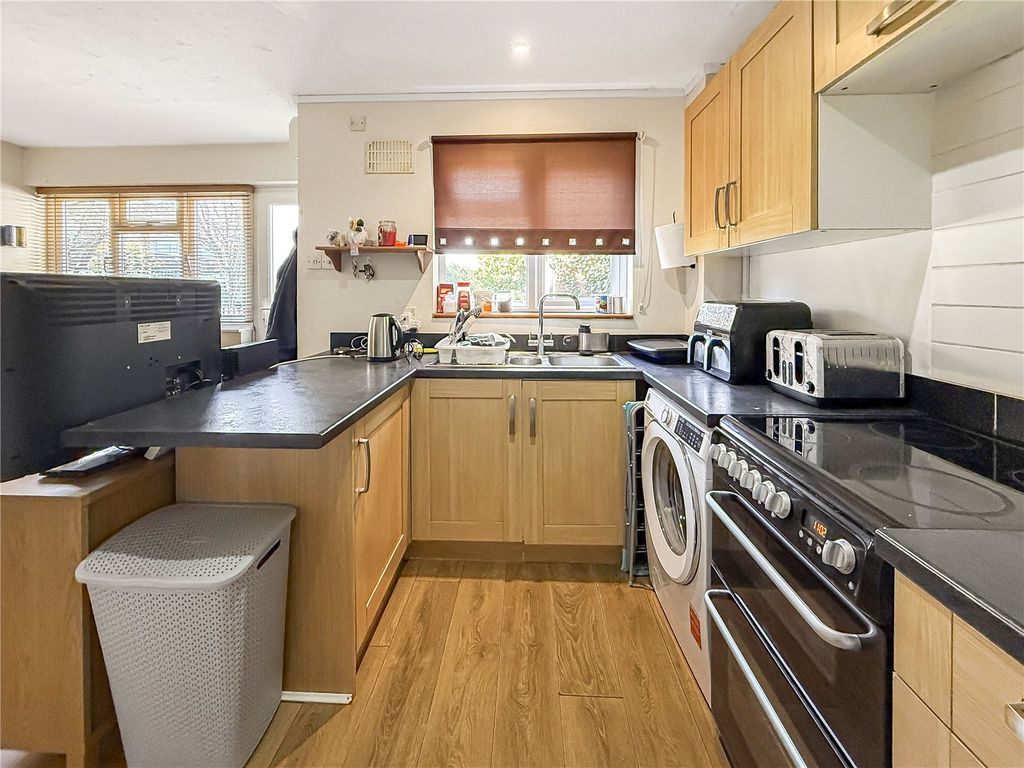 Property photo 3 of 7 Kitchen