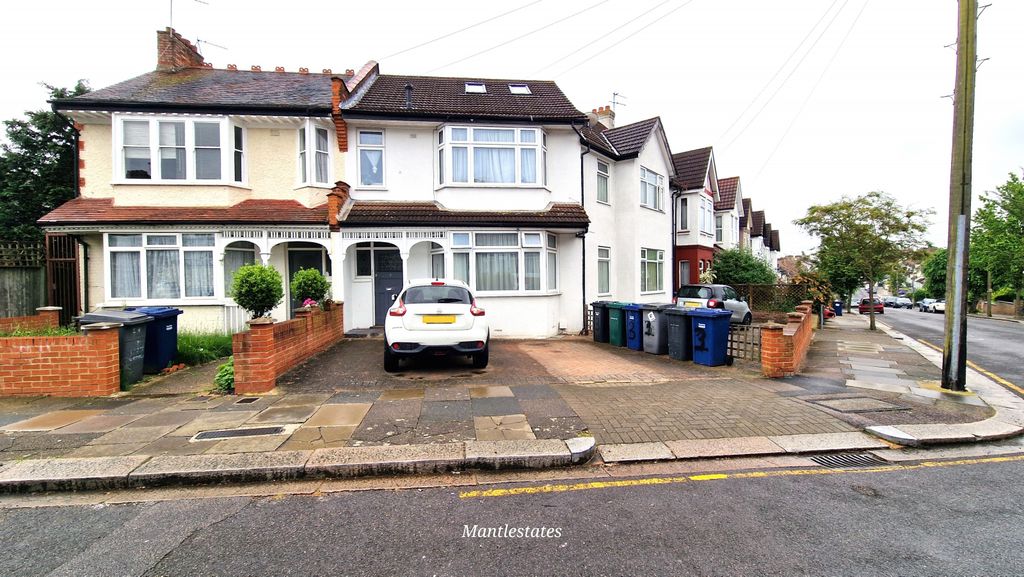 Property photo 1 of 16 1 Bedroom Garden Flat