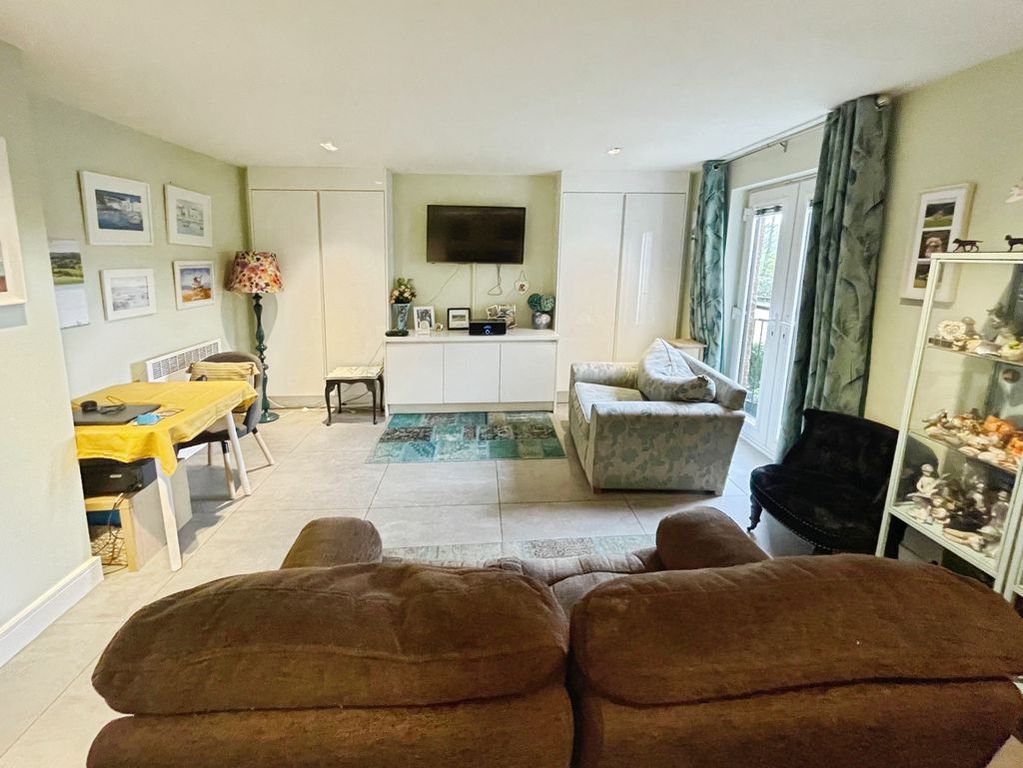 Property photo 2 of 13 Lounge