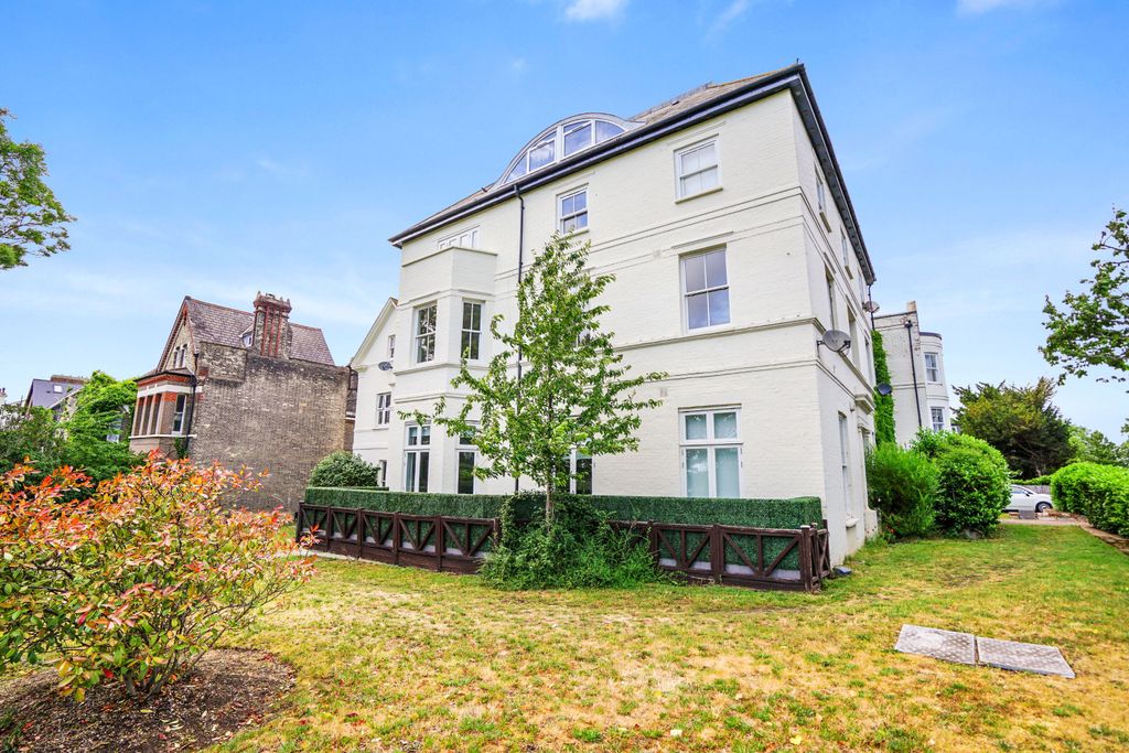 Property photo 2 of 15 Flat 11, 21 Streatham Common North, Streatham, London, Sw16 3Hj