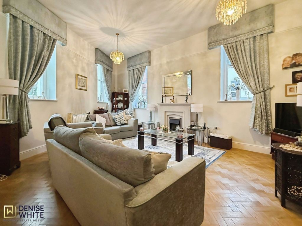 Property photo 3 of 27 Lounge